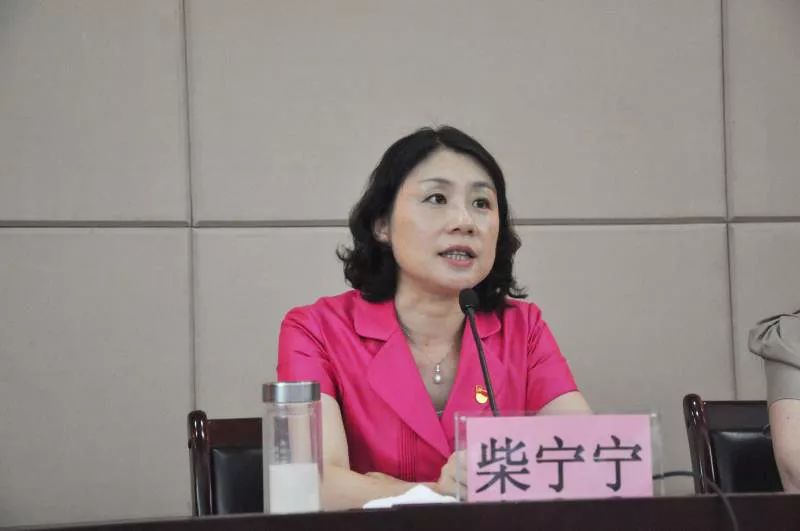 柴宁宁在专题党课中简要回顾了党校建立发展形成的历史.