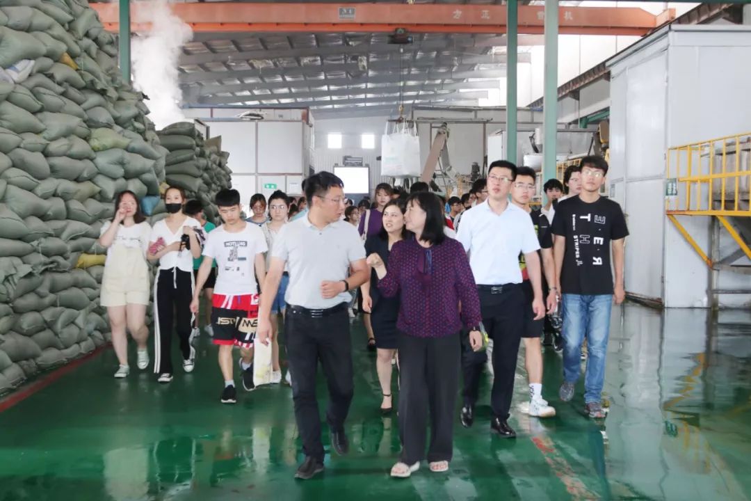 大连工业大学师生一行莅临环嘉集团参观学习