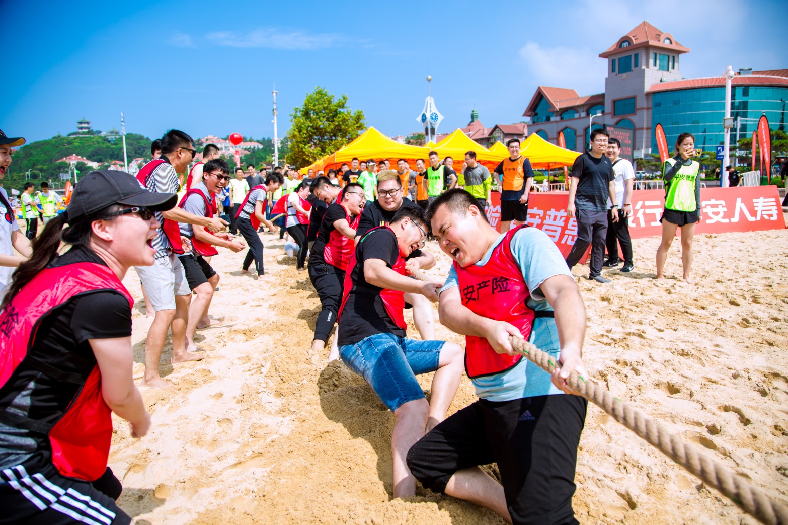 平安产险青岛分公司:"平安一家亲"沙滩运动会火热开展