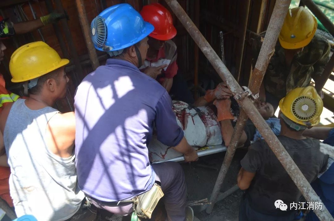 2分钟后,受伤工人被成功转移到平地,并送往医院进行治疗.