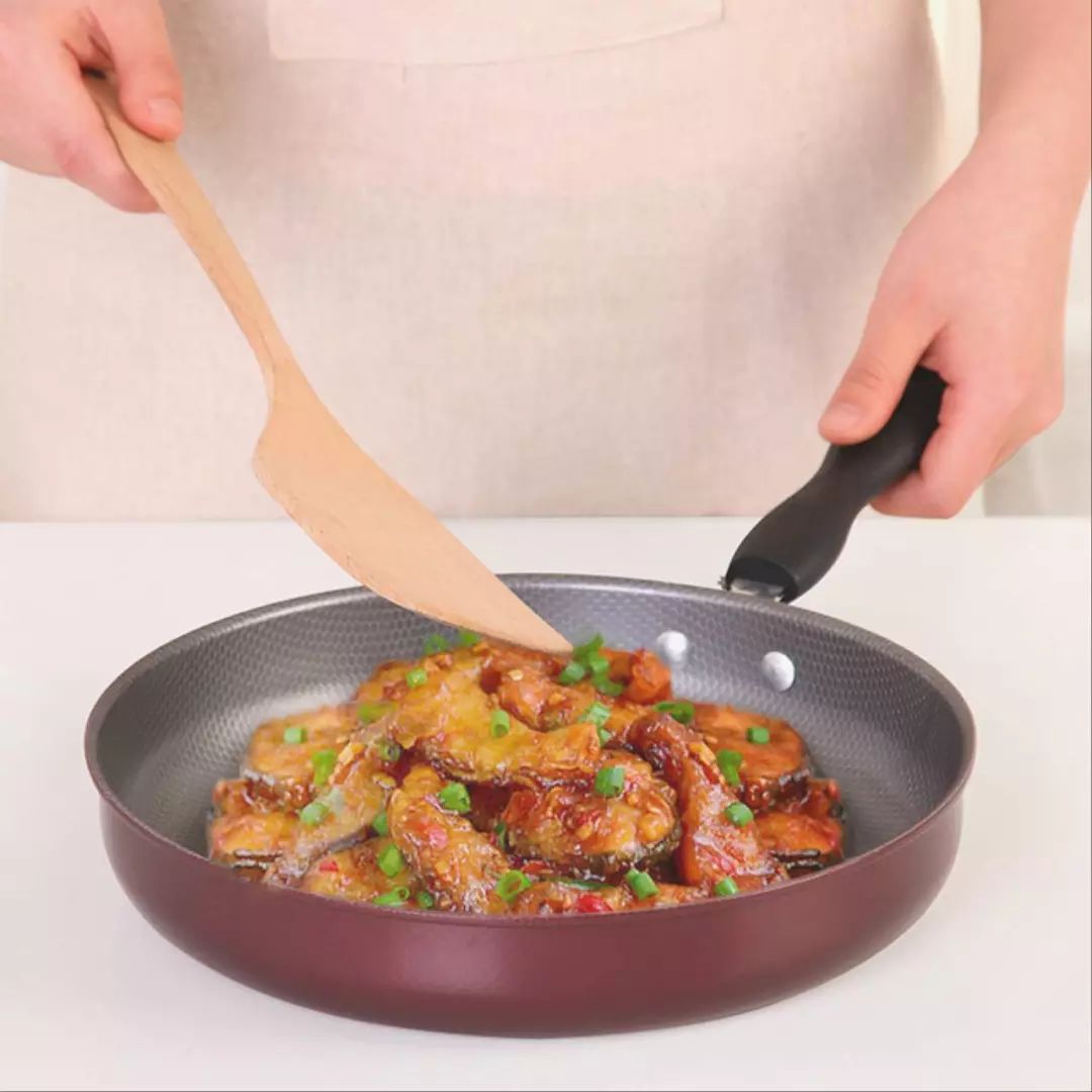 厨房小窍门用平底锅炒菜能减少用油量