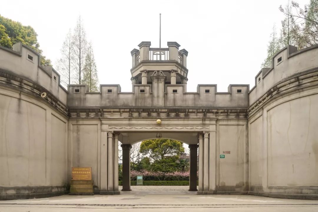 国民党淞沪警备司令部门楼,始建于1920年,中西样式,墙体顶端设堞口,二