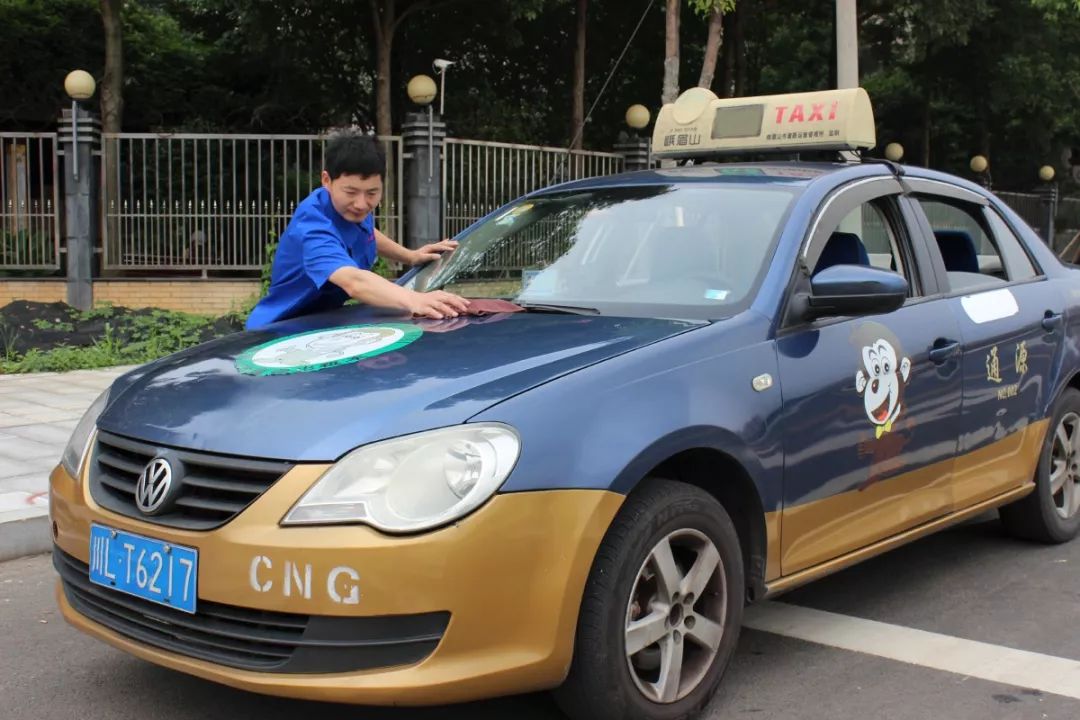 他立足平凡岗位,心系乘客,进入出租车行业5年,连续3年获评峨眉山市"