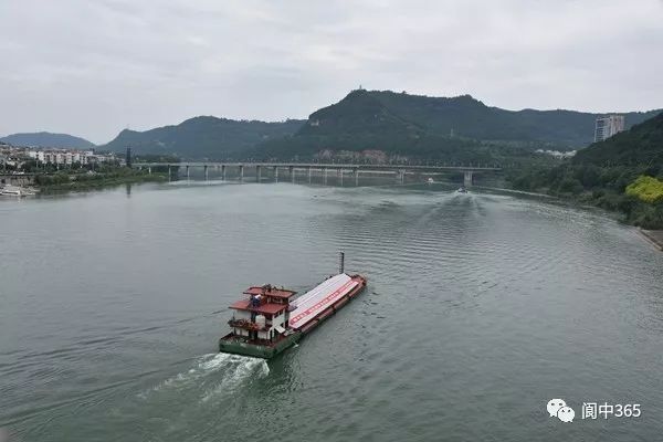 不得了500吨级他们是有史以来经过阆中的最大吨位航船