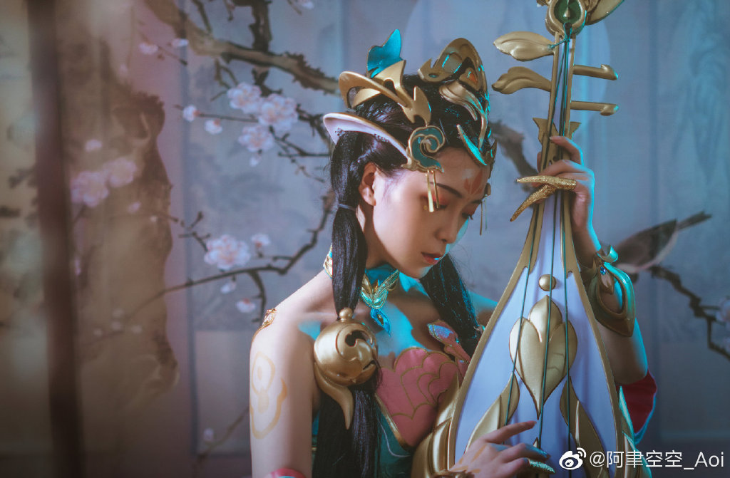 王者荣耀女玩家cos杨玉环,姿势完美贴合原型!后期把我也p成大长腿!