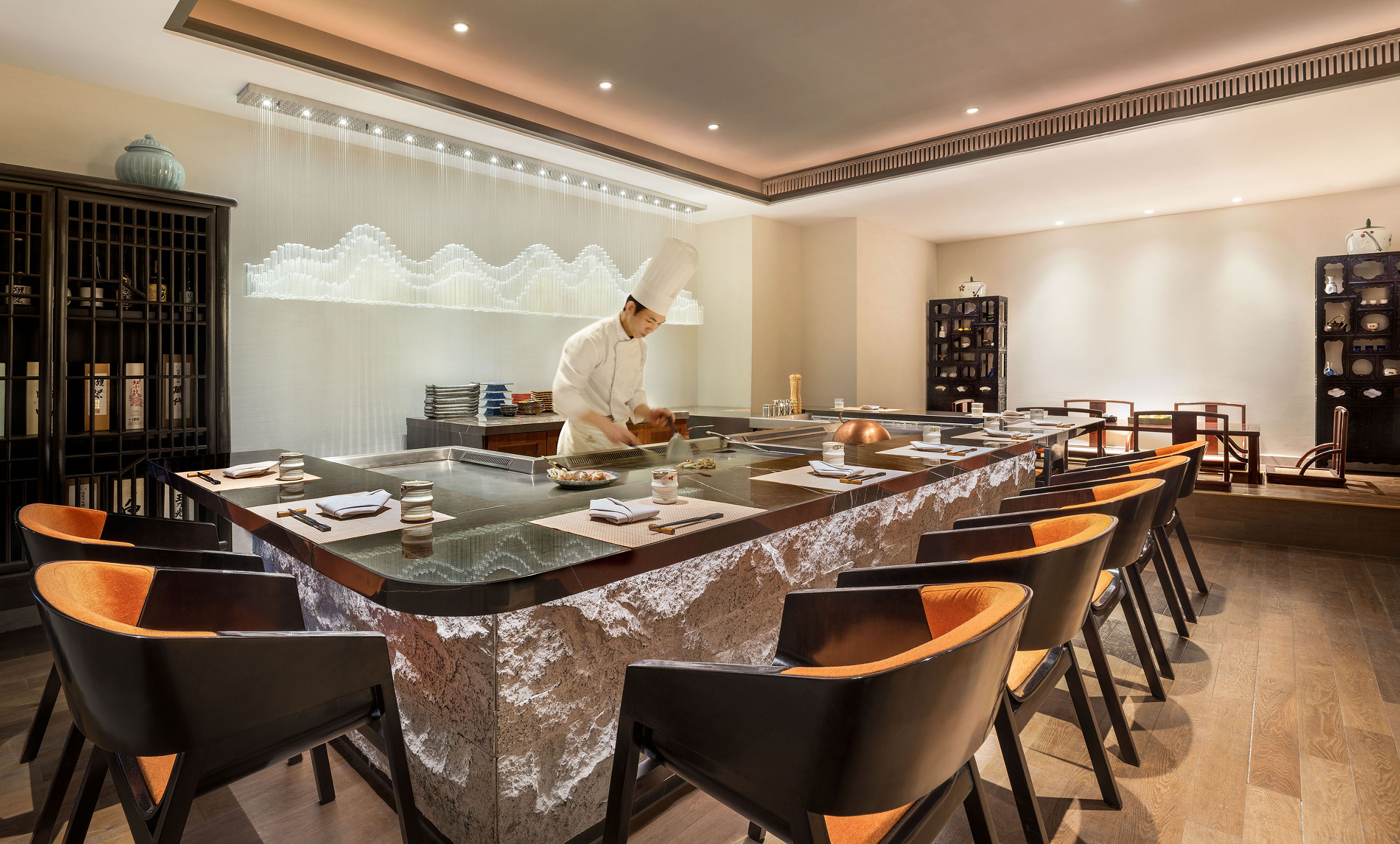 来到主厨精心打造的寿司吧和铁板烧台,宾客能在观赏厨师艺术般的现场