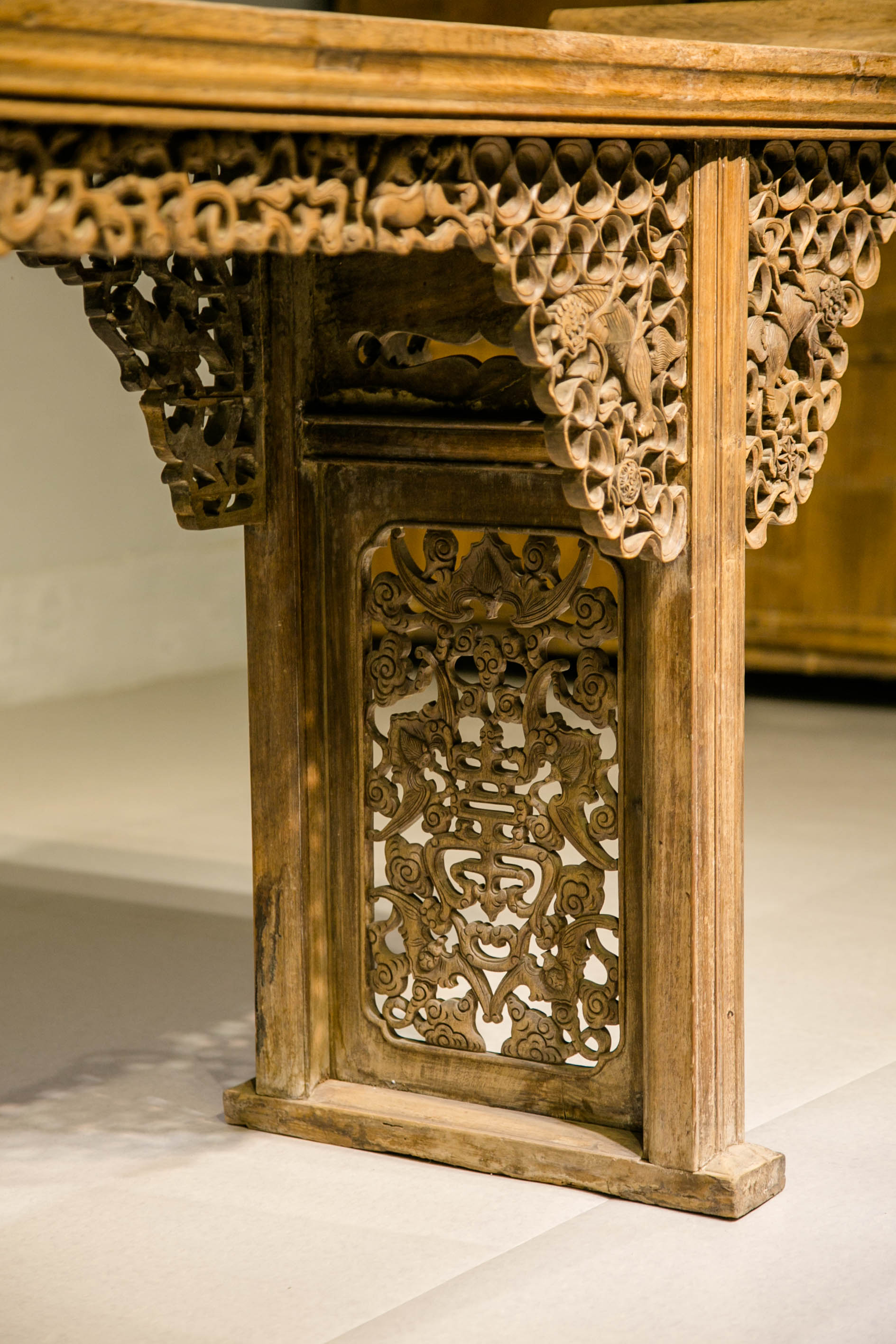 明清代老家具之清早期楠木雕花独板大翘头案