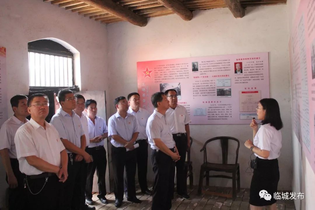 揭牌仪式结束后,市委常委,县委书记宋向党参加了石城乡黄蜡沟村以"