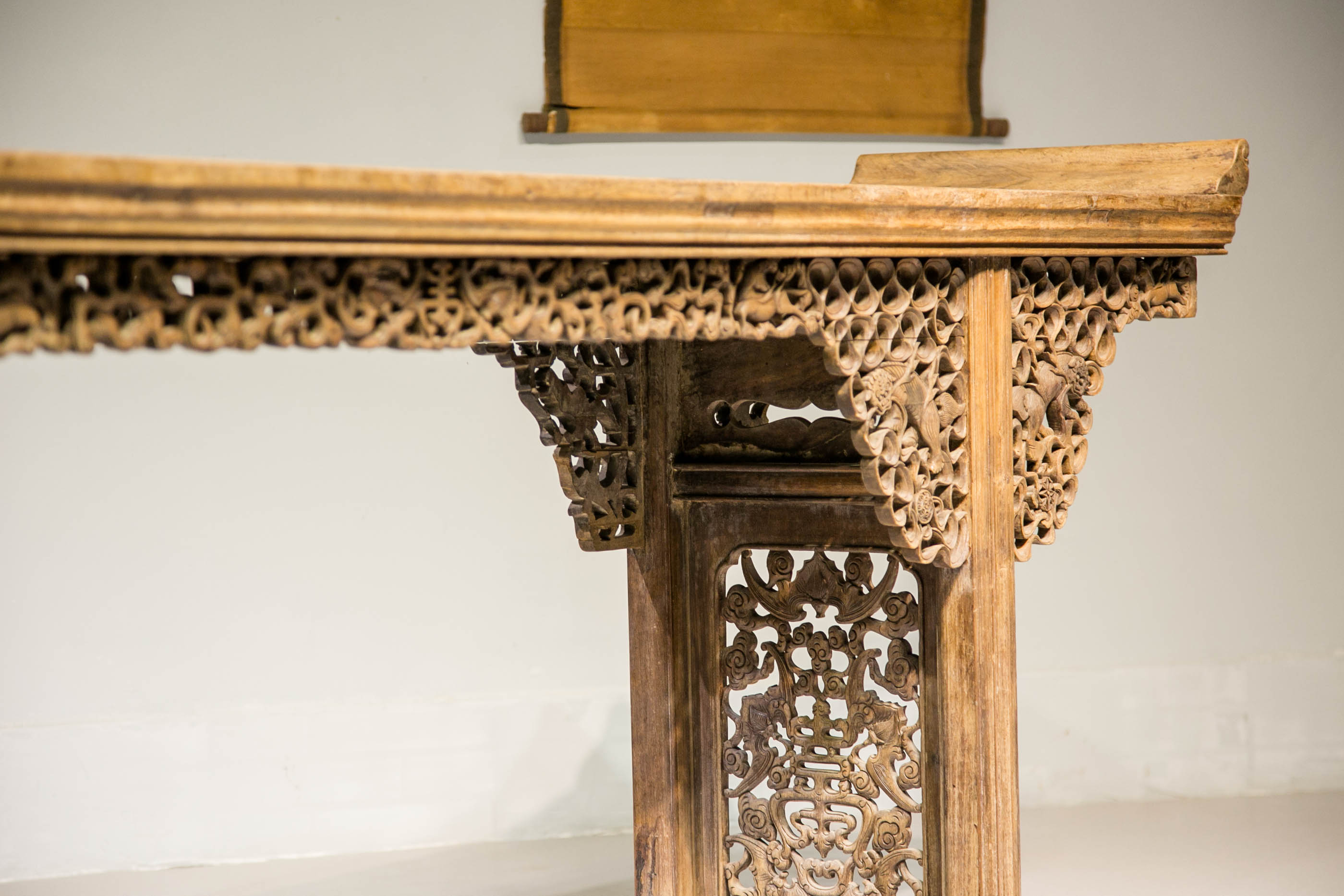 明清代老家具之清早期楠木雕花独板大翘头案