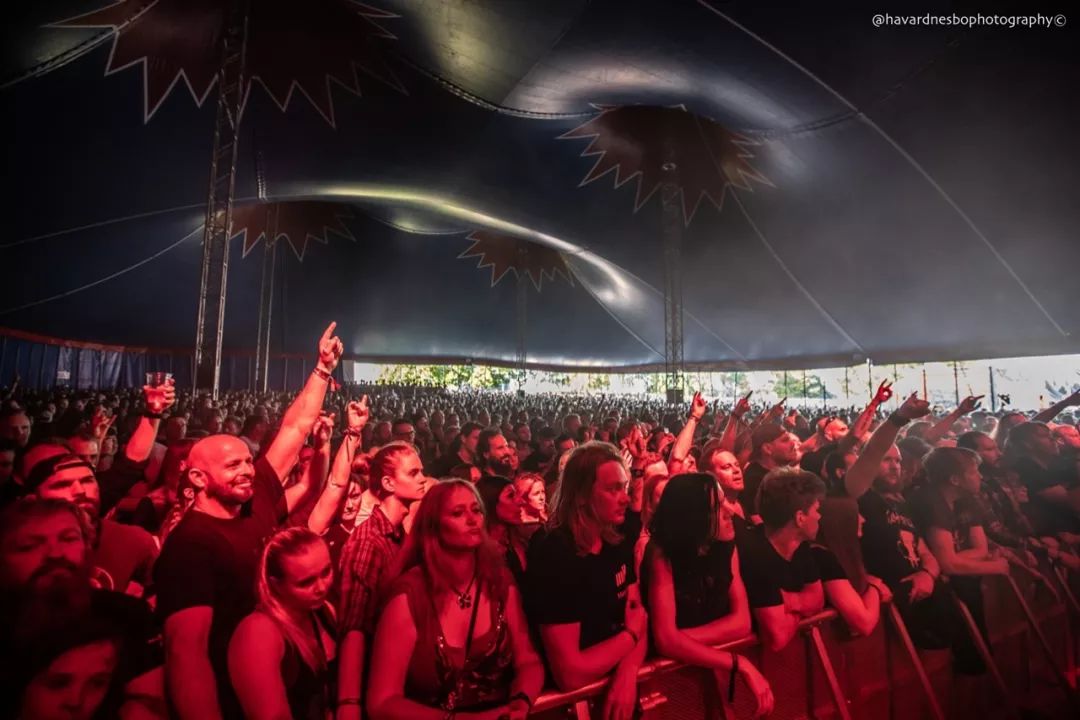 the hu乐队挪威tons of rock音乐节现场