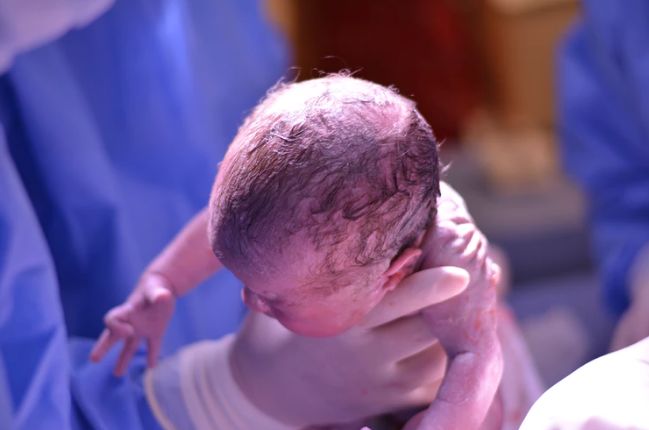 新生儿出生后第一天如何喂养?看看世卫组织和儿童基金会给的建议_宝宝