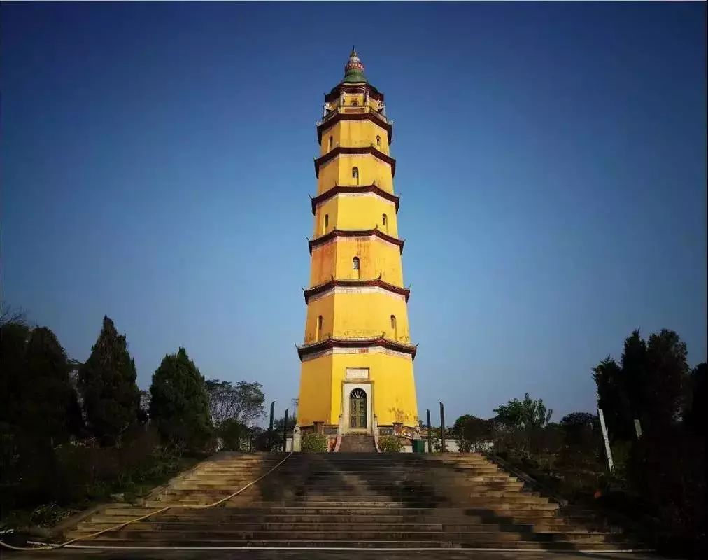 公元1742年),塔通高36米,七层,平面八角形,是用三合土筑成的风水塔