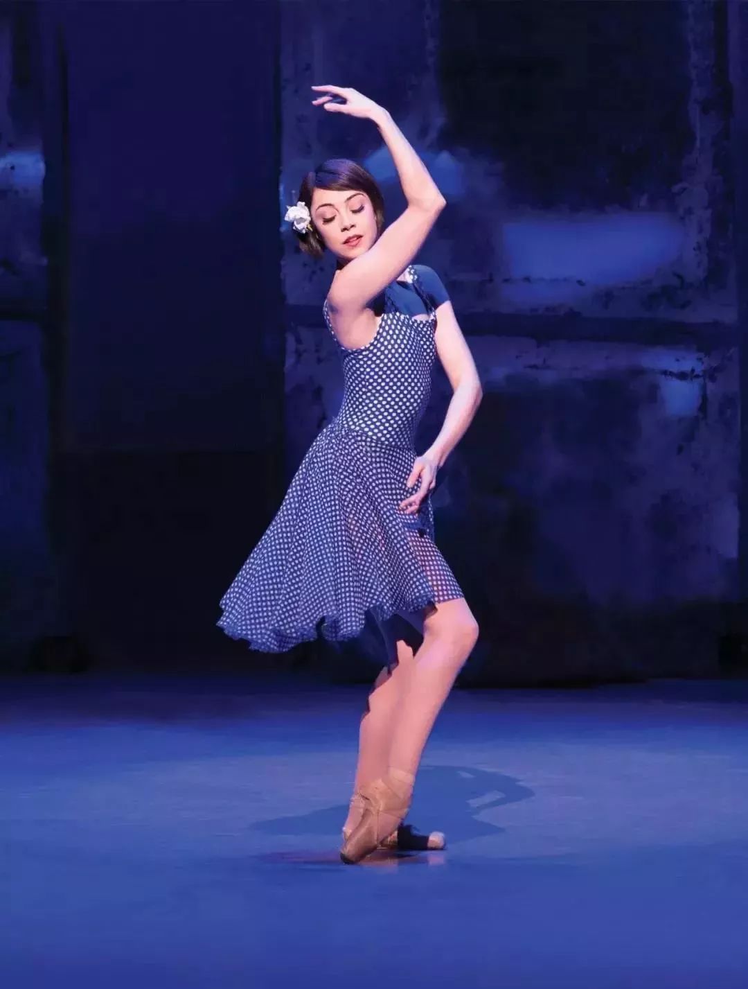 她因该剧获得托尼奖最佳女主角大奖提名,摘得astaire最佳舞者奖,并被