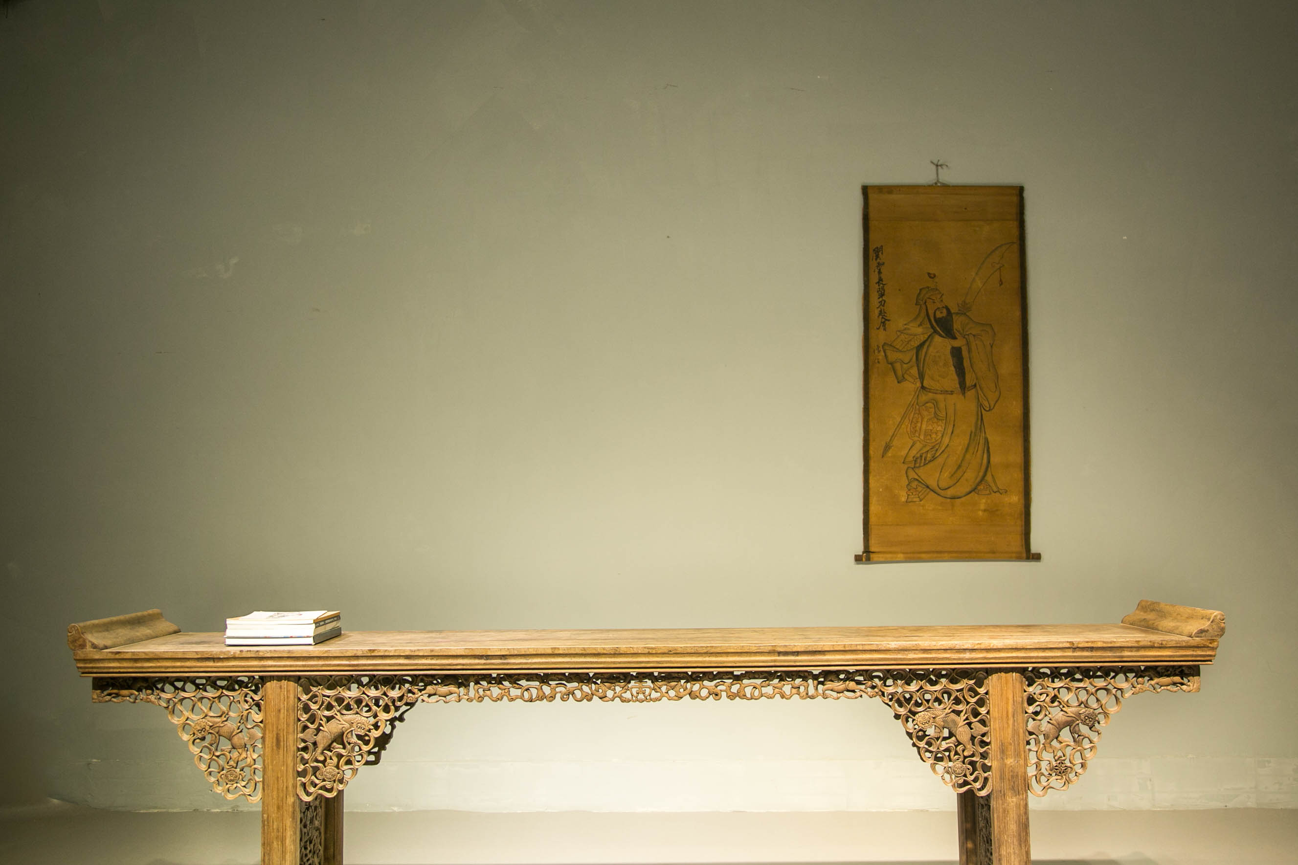 明清代老家具之清早期楠木雕花独板大翘头案