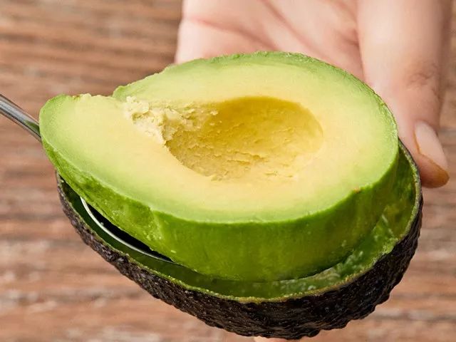 超大个的墨西哥牛油果一个近半斤重