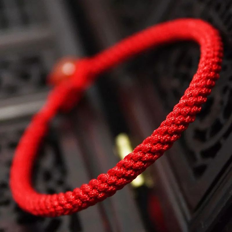 红绳朱砂血红,古人认为朱砂矿吸收日月精华,是阳性极强的物质.