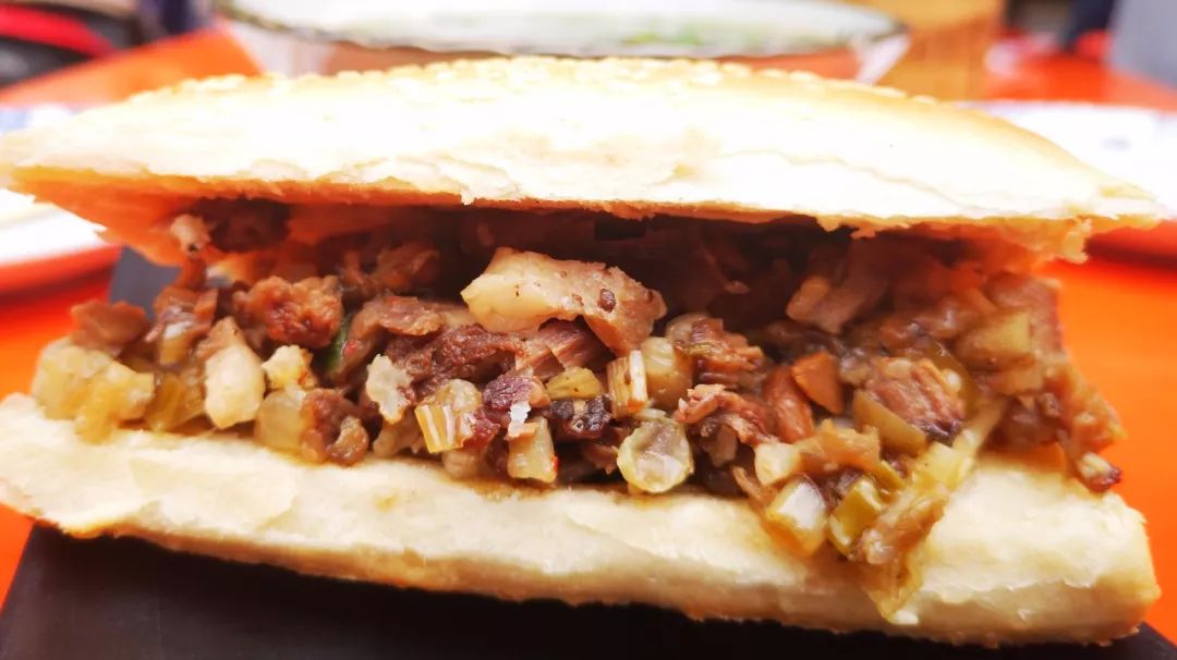 算是缸炉烧饼, 但里边加了油酥 , 所以不皮,但也没有掉渣的效果 还放