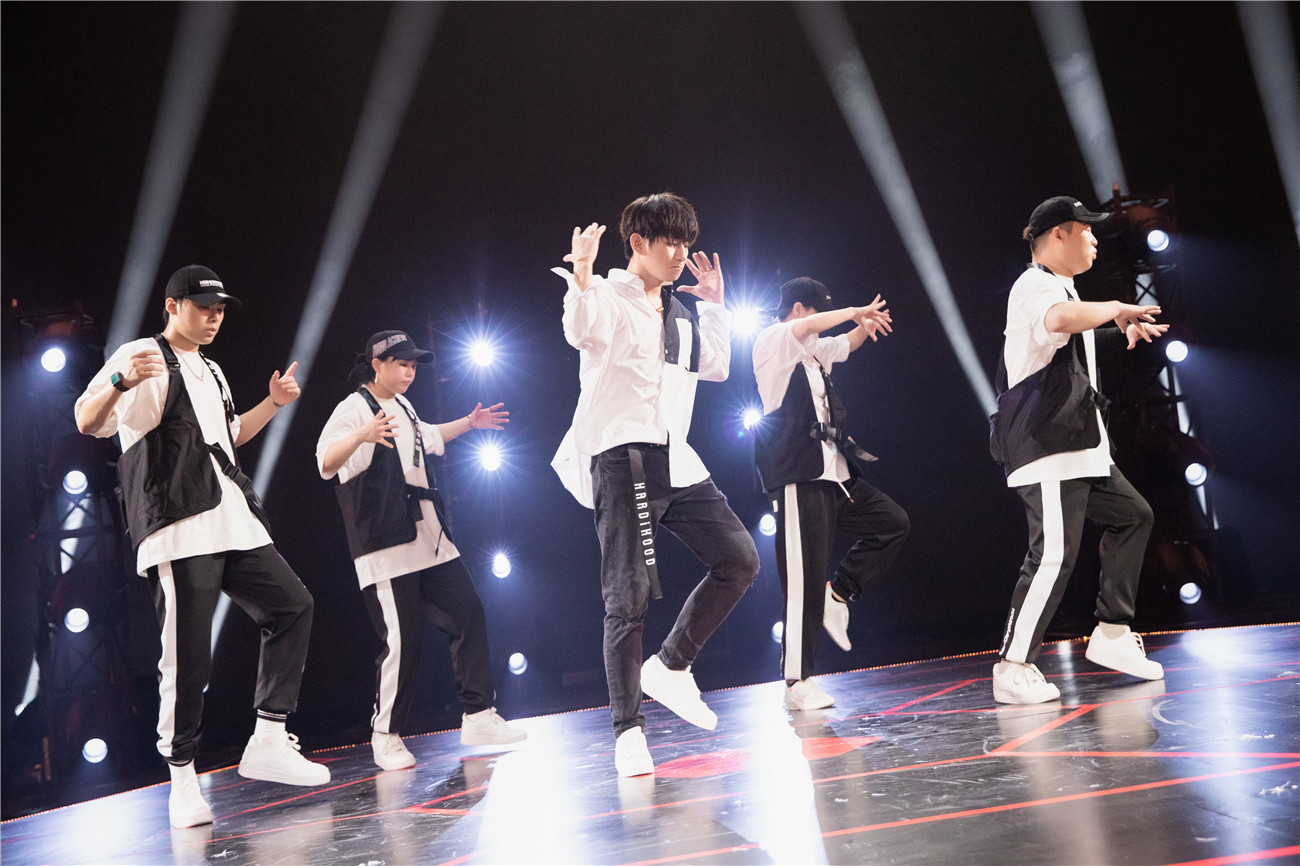 《巅峰之夜》韩宇街舞battle嗨翻天 与李宇春现场合作超惊艳