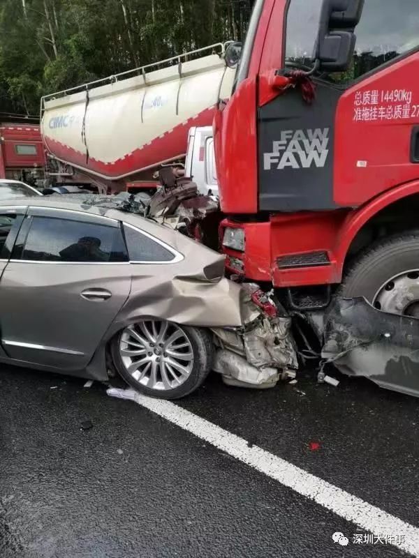 突發!莞深高速發生重大車禍,多輛貨車,小車連環相撞追尾