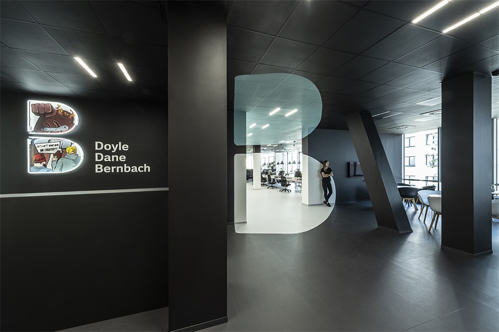 光学错觉,将色彩"泼溅"到布拉格的ddb创意机构办公室_设计