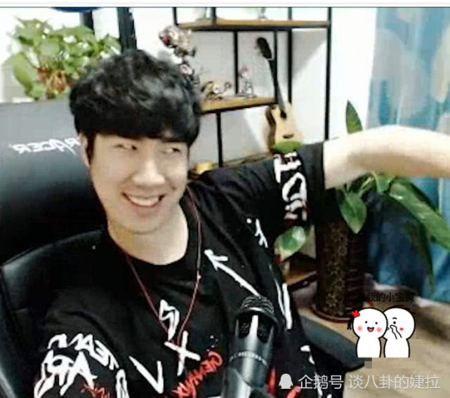 骚男看了女陪玩自拍后表情反应太强烈这大长腿谁顶得住