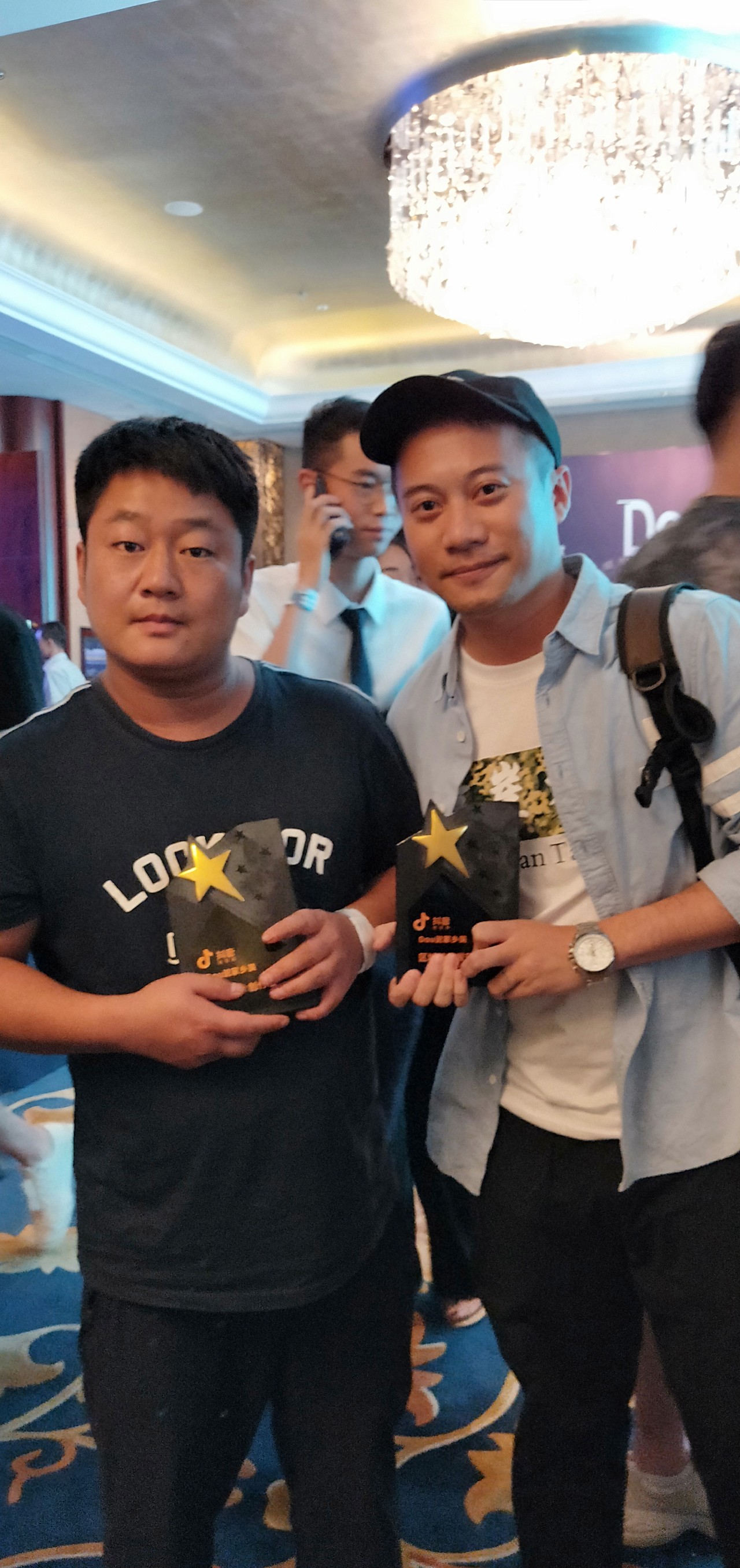 和网红"丽江石榴哥"也来一张合影吧~———