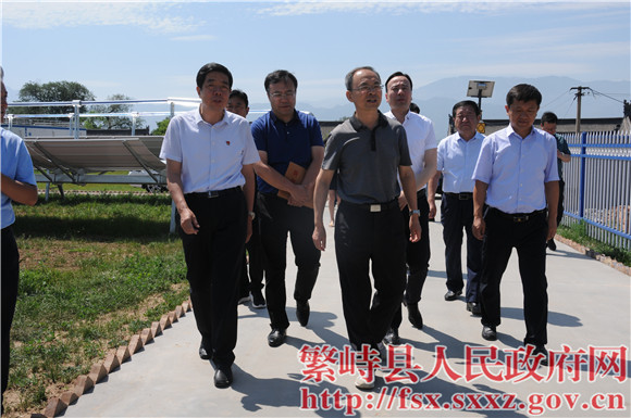 7月2日,市长郑连生在繁峙县繁城镇雁头村调研太阳能供暖项目建设情况