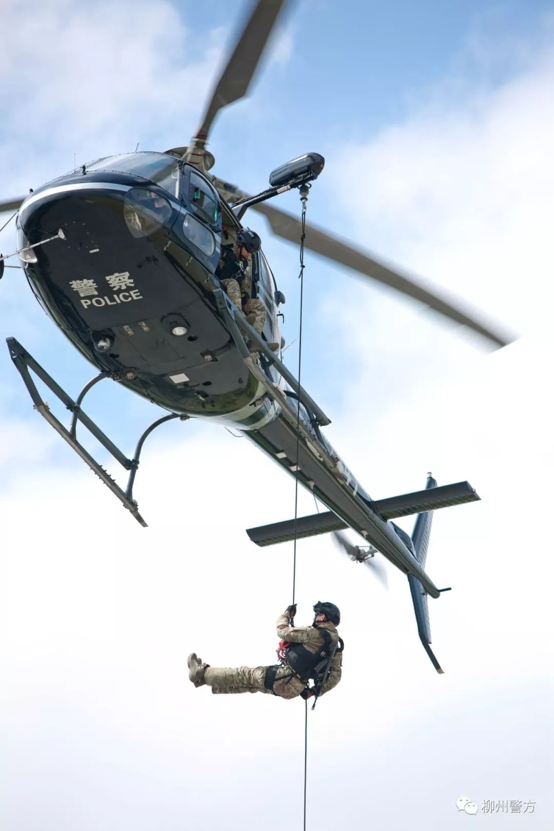 柳州警方真猛特警全体出动直升机空中支援