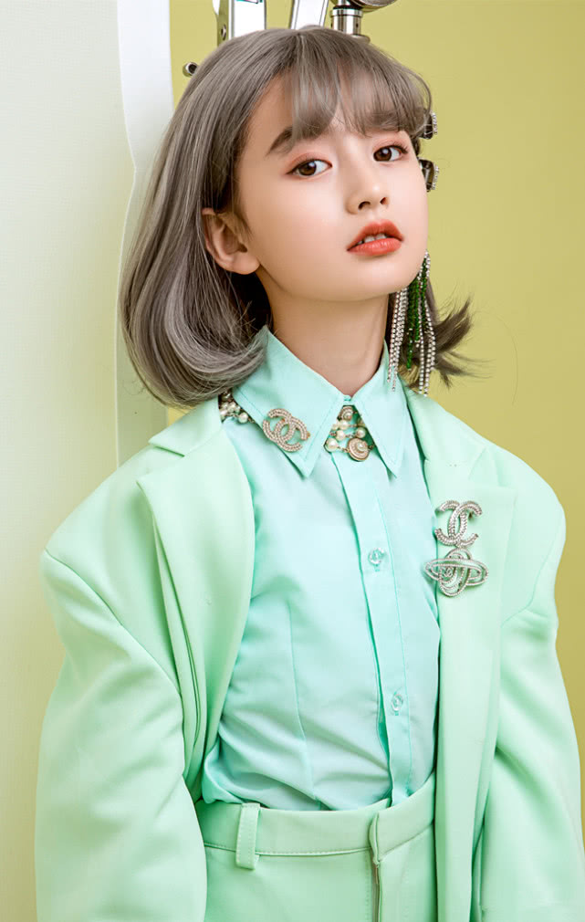 原创还记得最美小童星裴佳欣吗9岁就化浓妆穿绿西装长大不得了
