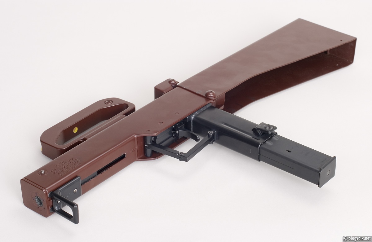 该枪械折叠后还能装上一根以假乱真的收音机天线,让冲锋枪看着更像一