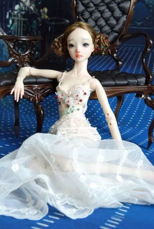 她给自己的bjd娃娃做的衣服个个都美得如艺术品一般
