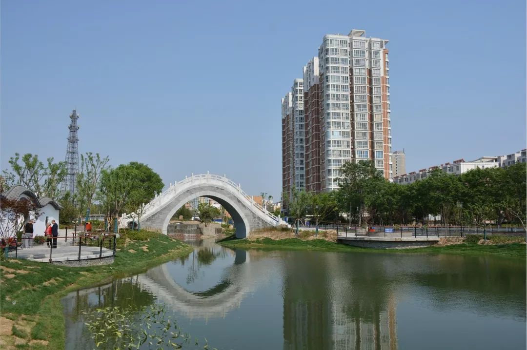 李来贵《留住乡愁》:张城《光彩益彰》:张锦川《五一桥公园》:张锦川