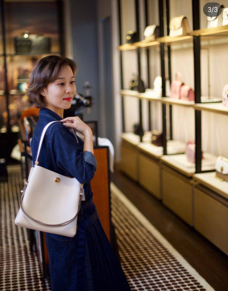 蔻驰今年是要出来霸屏了又一只香香的蔻驰charlie水桶包