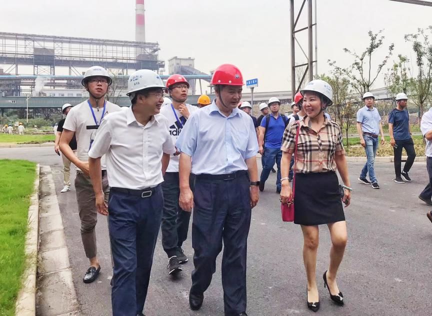 图为中冶长天总经理何国强介绍宝钢烧结超低排放项目