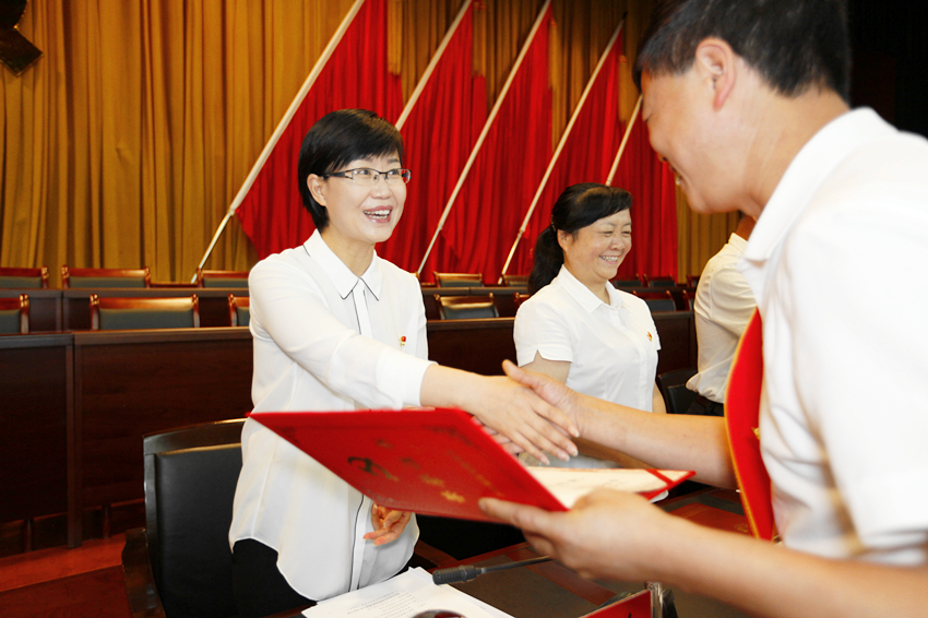 福泉市召开脱贫攻坚七一表彰大会140名优秀个人和40个