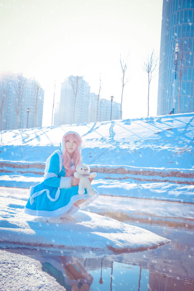 cos英雄联盟冰霜烈焰安妮:你这安妮身材有一点点好啊