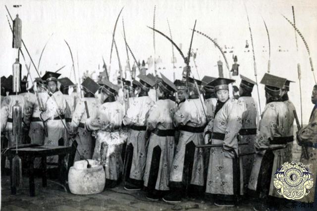 1915年,杨度写下《君宪救国论,认为当时中国必须废共和,立君主,否则