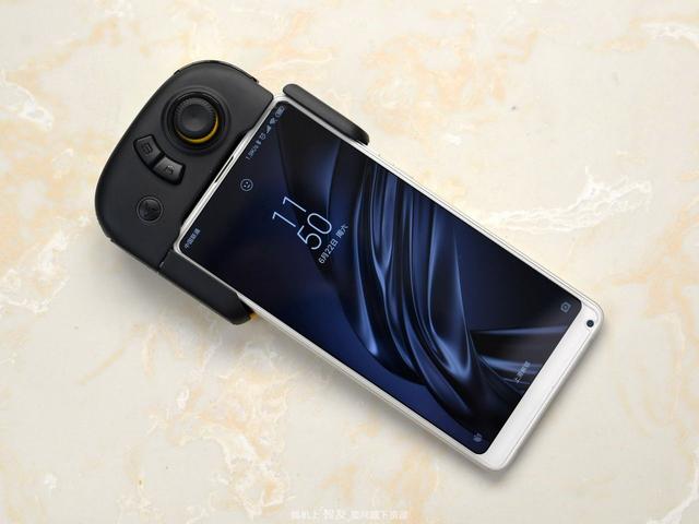 触屏加摇杆按键吃鸡更轻松飞智黄蜂2单手手柄体验