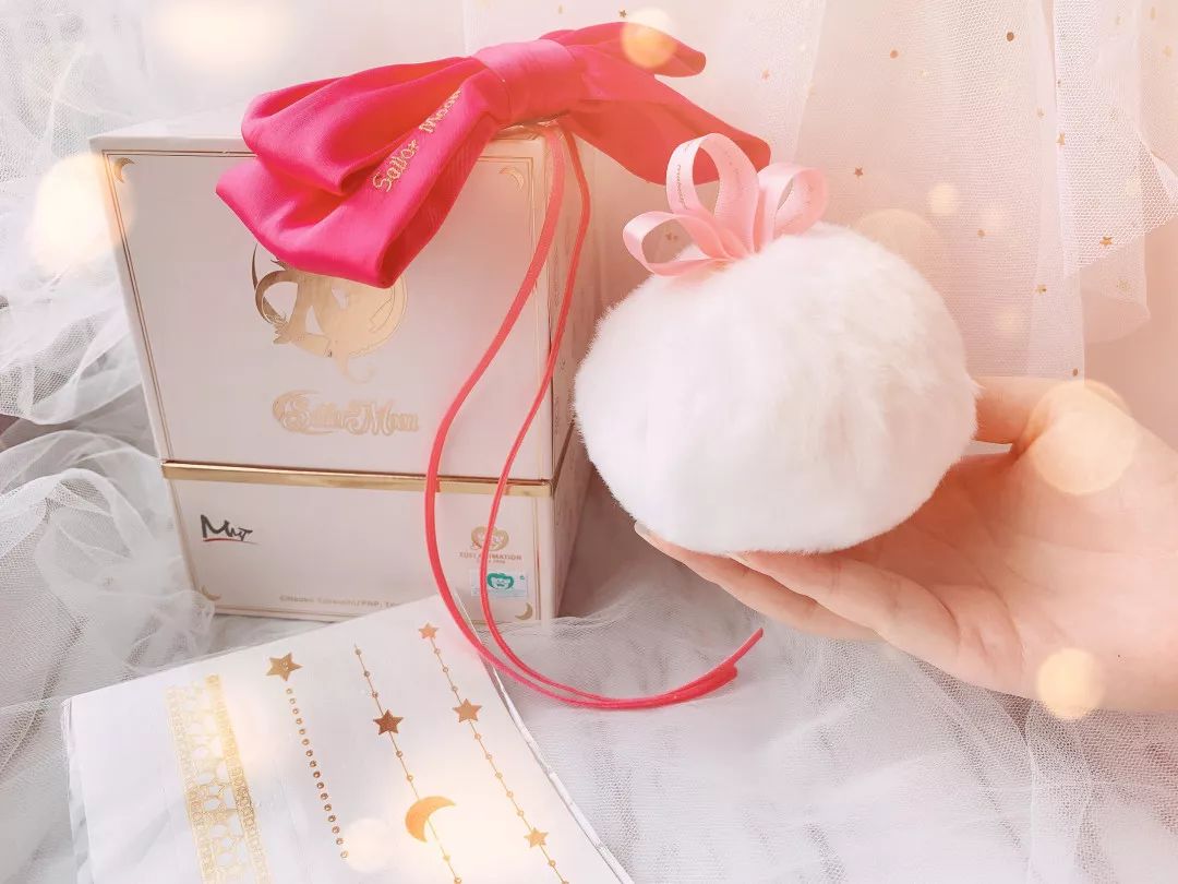 的高光是使用在脸上可以提亮局部,加深五官立体度的像粉饼一样的东西