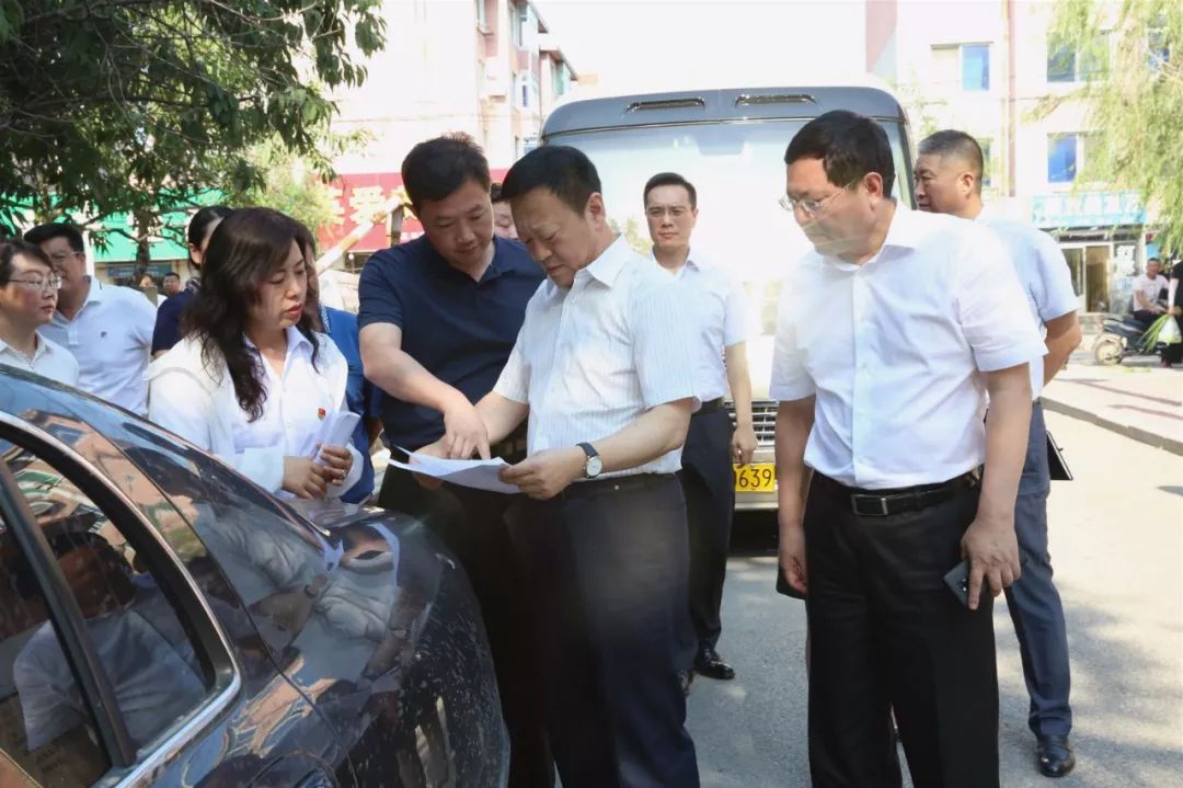 市委书记市人大常委会主任赵长富就西市区老旧小区改造进展情况进行