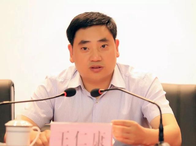 王仁康介绍石泉县情和金蚕小镇建设情况据了解,首届中国石泉"鎏金铜蚕