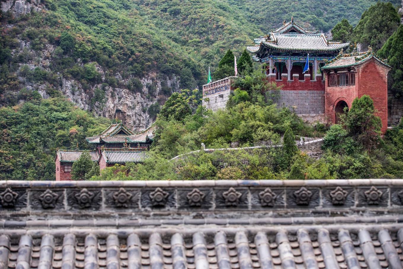 青莲寺位于山西省晋城市区东南17公里处的寺南庄北侧硖石山中,因寺内