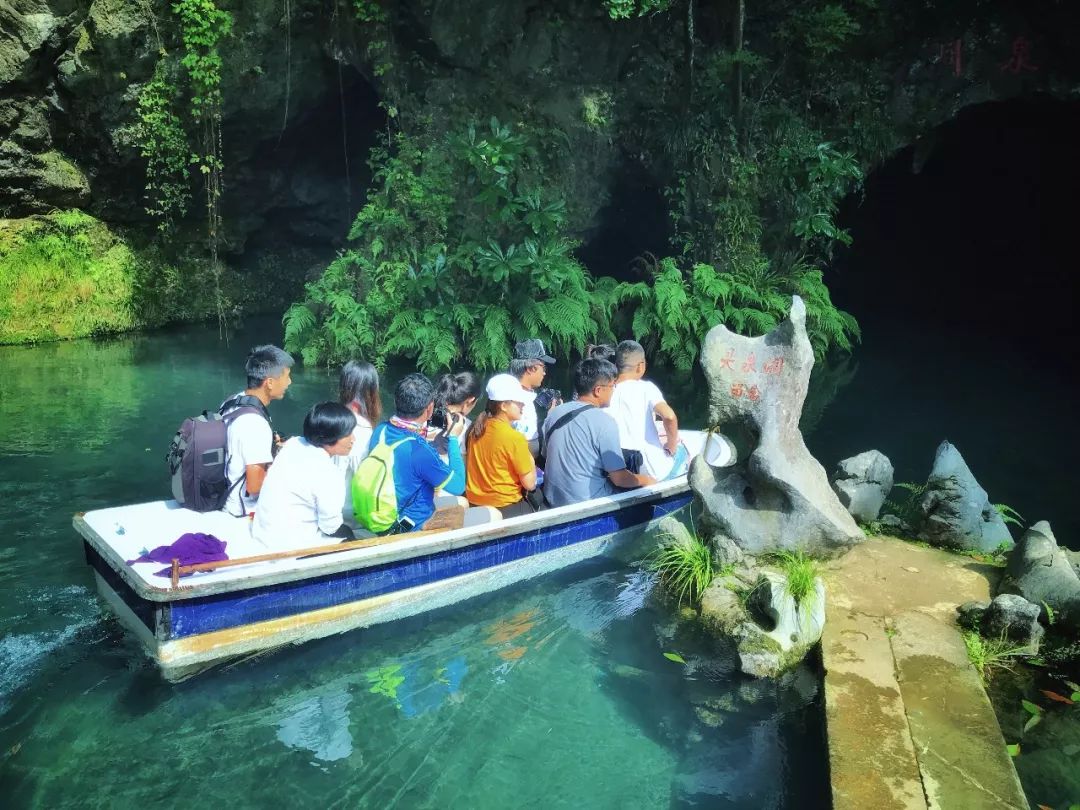 靈棲洞景區由靈泉,清風,靄雲三洞和靈棲石林組成,以喀斯特景觀為主要