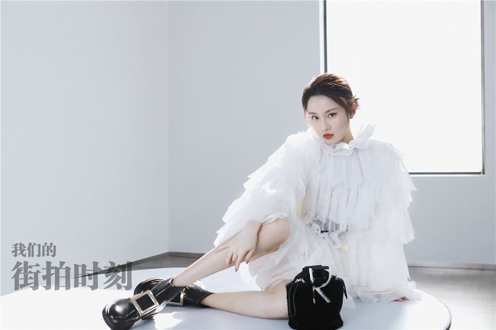 张慧雯最新时尚大片释出 红色皮衣引燃炽暑新摩登