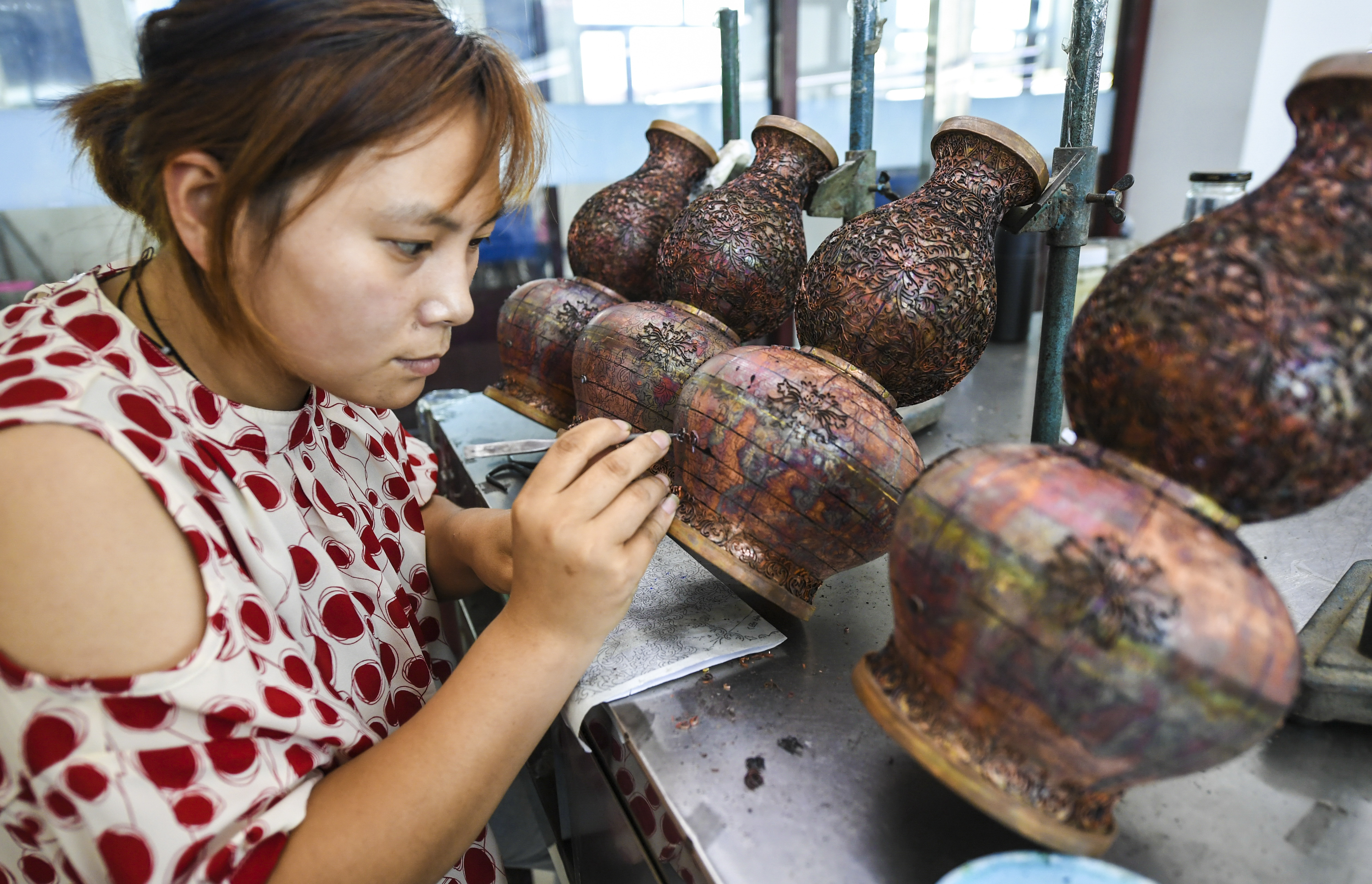 7月3日,河北省饶阳县一家景泰蓝工艺品厂工人在为景泰蓝掐丝