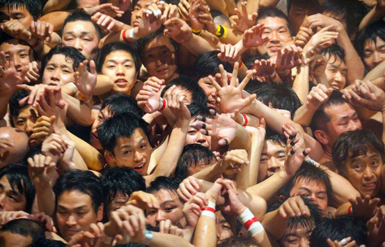 原创日本开放的会阳节男性穿兜裆布出门游街却拒绝女性参与