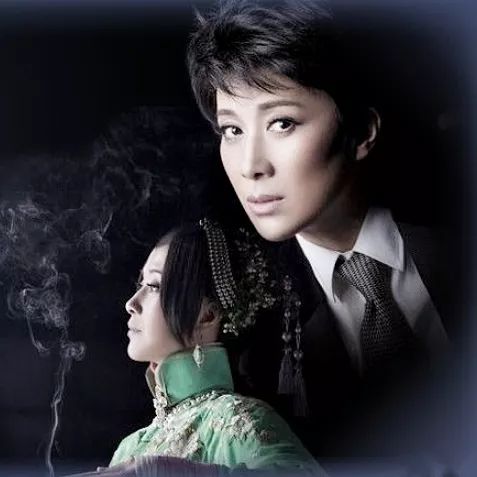 30秒男变女舞台上怎么做到的附精彩视频