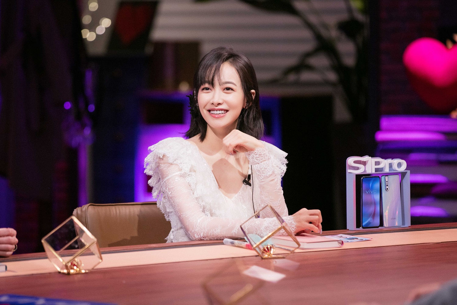 宋茜蕾丝裙造型亮相综艺节目在线吃糖化身表情包