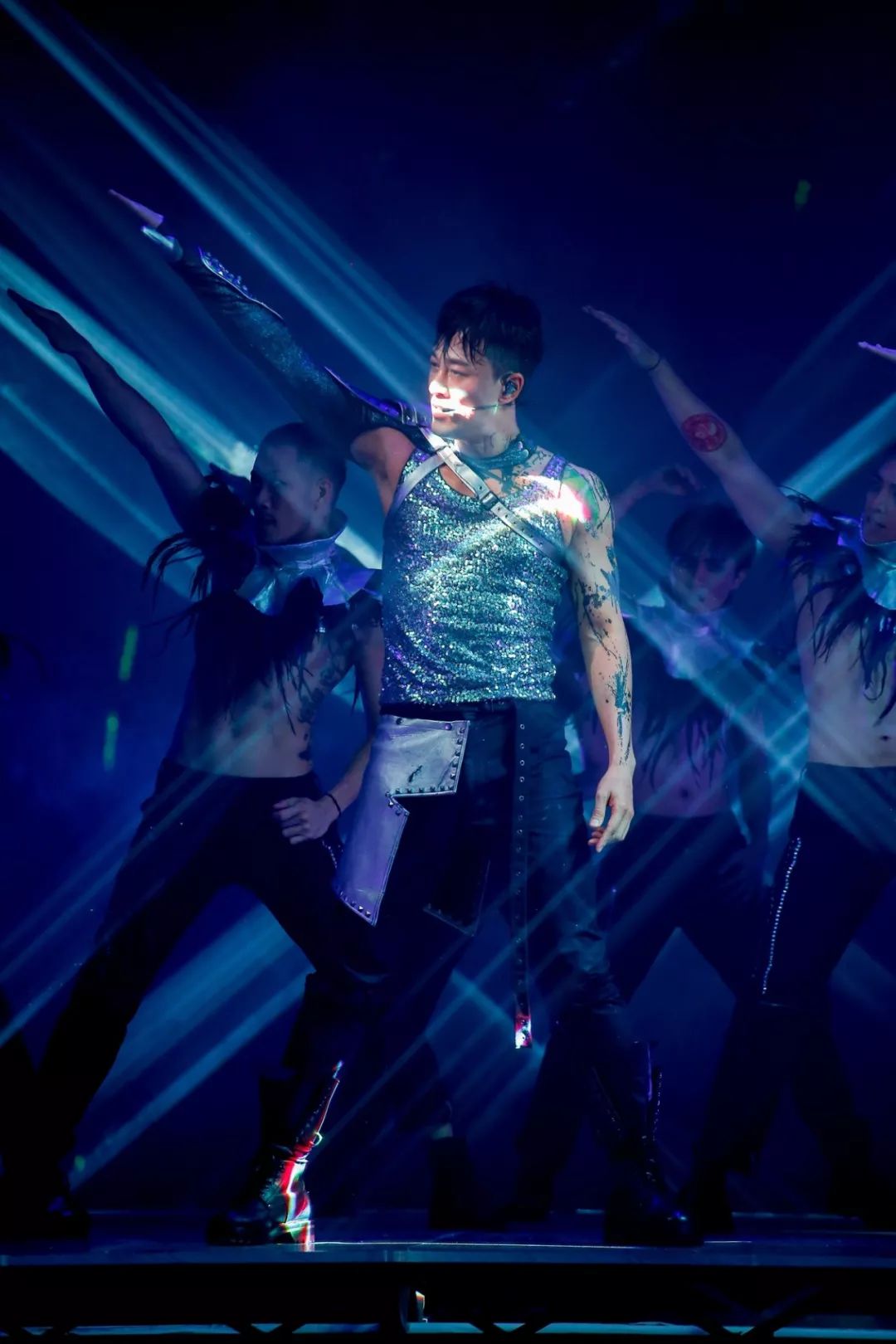 attack巡演澳门站林峯曾以水,火,光,时间作为演唱会主题澳门站顾及每