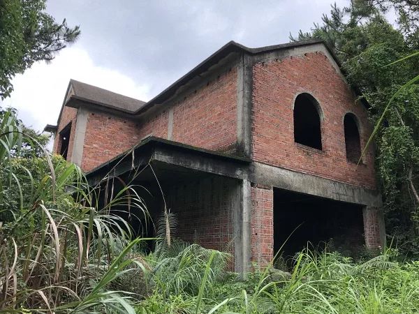 惊广东国家森林公园惊现多栋烂尾别墅官方合法的不能拆